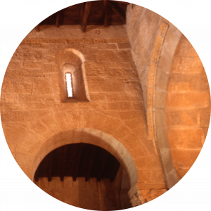Imagen 6. Ventanas de la nave central de la Iglesia de San Juan de Baños vista desde el interior-cropped